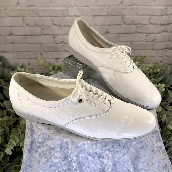 Easy Spirit “Motion” White Leather Round Toe Flex-Comfort Oxfords WMS 12M🤍GUC - Picture 1 of 12